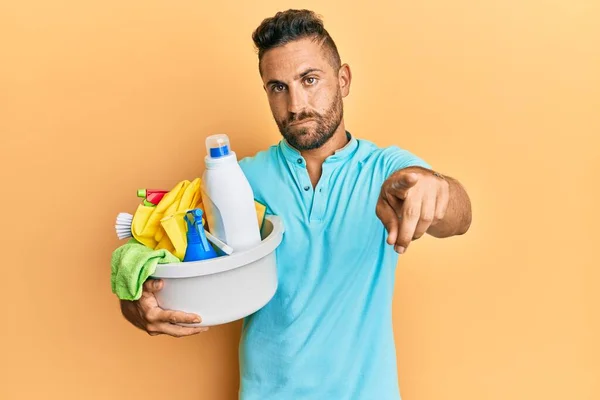 Homem Bonito Com Barba Segurando Produtos Limpeza Apontando Com Dedo — Fotografia de Stock