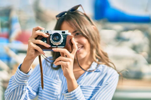 Joven Turista Hispana Sonriendo Feliz Usando Una Cámara Vintage Puerto — Foto de Stock