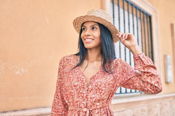 Jovem Turista Afro Americana Férias Sorrindo Feliz Andando Cidade — Fotografia de Stock