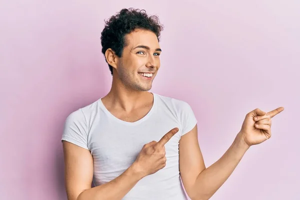 Joven Hombre Guapo Con Camiseta Blanca Casual Sonriendo Mirando Cámara —  Fotos de Stock