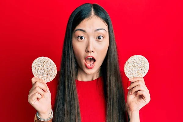 Sağlıklı Pirinç Krakeri Yiyen Genç Çinli Kadın Şaşkınlık Şaşkınlık Dolu — Stok fotoğraf