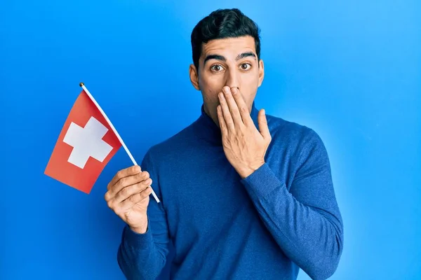 Stilig Latinamerikan Med Flagga Som Täcker Munnen Med Handen Chockad — Stockfoto