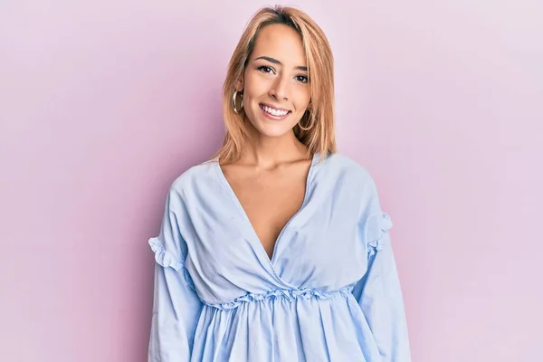 Mulher Loira Bonita Usando Vestido Verão Com Sorriso Feliz Legal — Fotografia de Stock