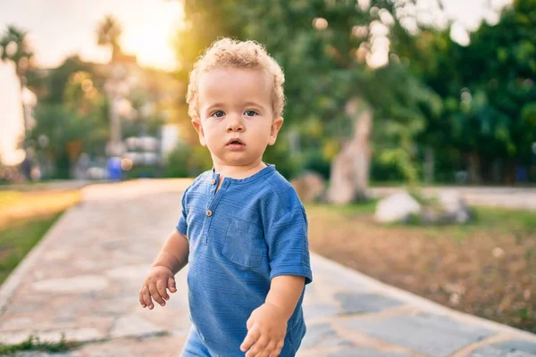 Söt Och Glad Liten Pojke Som Har Roligt Parken Solig — Stockfoto