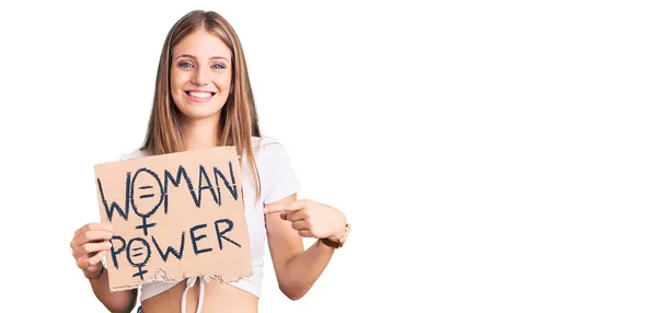 Joven Hermosa Mujer Rubia Sosteniendo Bandera Poder Mujer Sonriendo Feliz —  Fotos de Stock