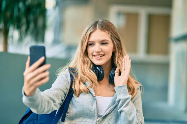 Vackra Kaukasiska Student Tonåring Ler Gärna Gör Videosamtal Med Hjälp — Stockfoto