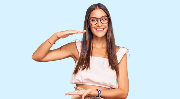 Mujer Hispana Joven Con Ropa Casual Gafas Haciendo Gestos Con — Foto de Stock