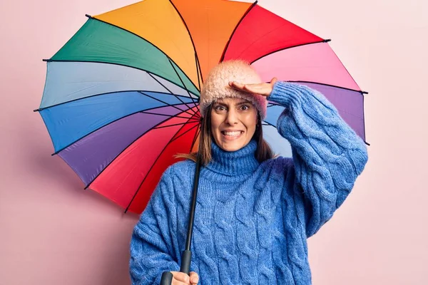 Ung Vacker Kvinna Håller Färgglada Paraply Stressad Och Frustrerad Med — Stockfoto