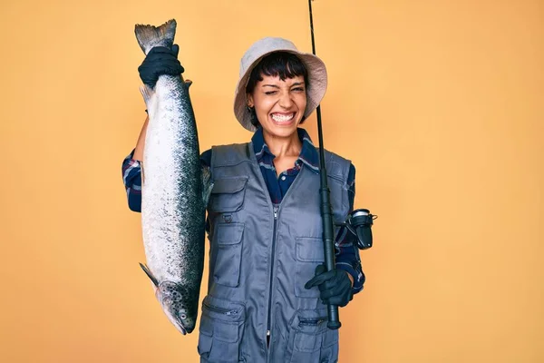 Mulher Bonita Pescador Morena Segurando Vara Pesca Salmão Cru Piscando — Fotografia de Stock