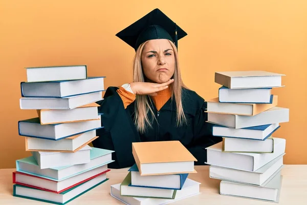 Junge Kaukasische Frau Abschlusszeremoniengewand Sitzt Auf Dem Tisch Und Schneidet — Stockfoto