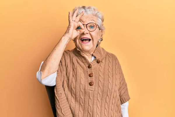 Senior Gråhårig Kvinna Gör Positiv Gest Ögat Firar Galen Och — Stockfoto