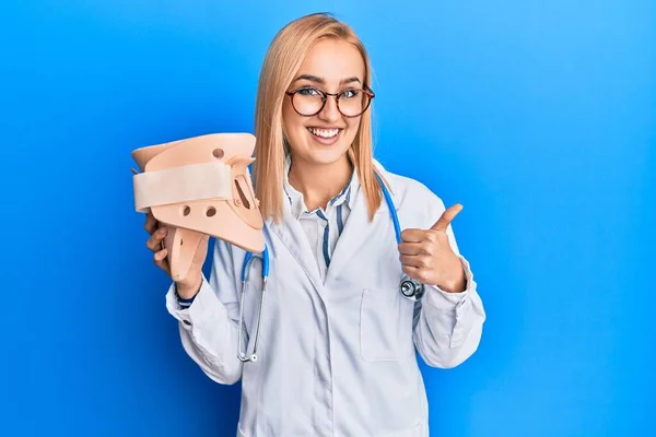 Krásná Běloška Lékař Žena Drží Krční Límec Úsměvem Šťastný Pozitivní — Stock fotografie