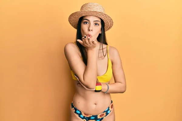 Mujer Hispana Joven Con Bikini Sombrero Verano Mirando Cámara Soplando — Foto de Stock