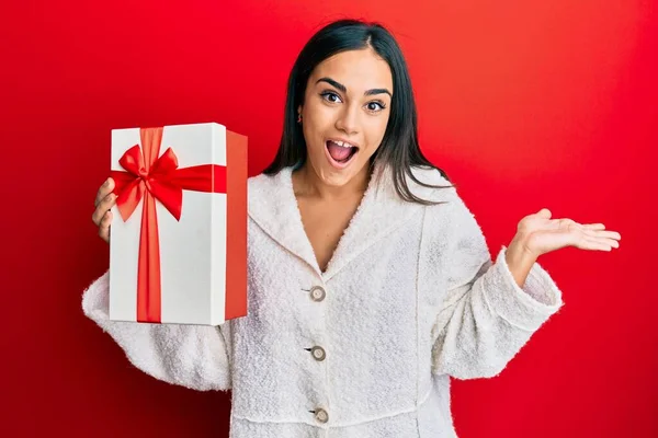 Joven Morena Sosteniendo Regalo Celebrando Logro Con Sonrisa Feliz Expresión — Foto de Stock