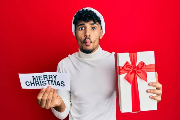 Молодой Араб Красивый Мужчина Рождественской Шляпе Держит Веселое Рождественское Послание — стоковое фото