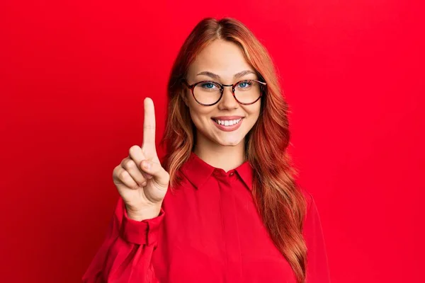 Ung Vacker Rödhårig Kvinna Bär Casual Kläder Och Glasögon Över — Stockfoto