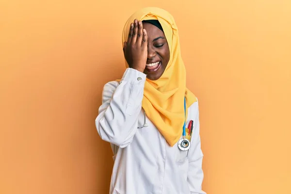 Vacker Afrikansk Ung Kvinna Bär Läkare Uniform Och Hijab Täcker — Stockfoto
