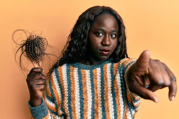 Africaine Jeune Femme Tenant Peigne Perdant Les Cheveux Pointant Doigt — Photo