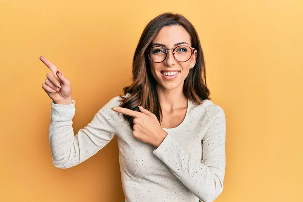 Jovem Morena Vestindo Roupas Casuais Óculos Sorrindo Olhando Para Câmera — Fotografia de Stock