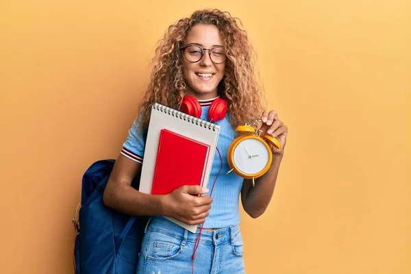 Vacker Kaukasiska Tonåring Flicka Bär Student Ryggsäck Och Hålla Väckarklocka — Stockfoto