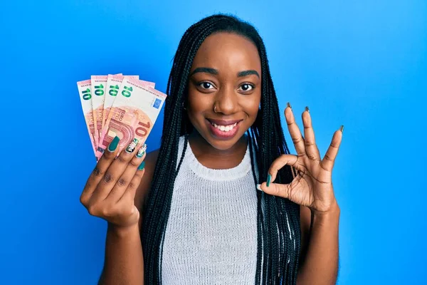 Mladá Africká Američanka Držící Eurobankovky Dělá Pořádku Znamení Prsty Usmívající — Stock fotografie