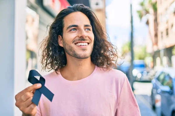 Jong Hispanic Man Glimlachen Gelukkig Holding Gieten Zwart Lint Naar — Stockfoto