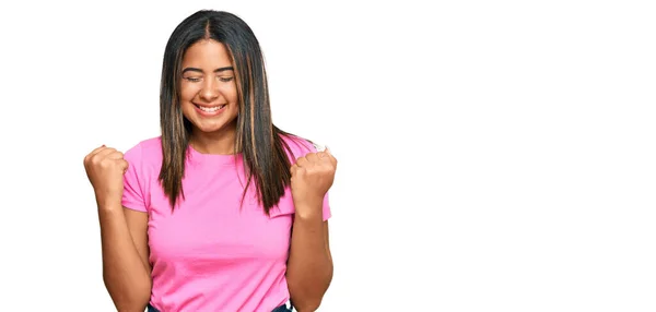 Joven Chica Latina Vestida Con Ropa Casual Muy Feliz Emocionada — Foto de Stock