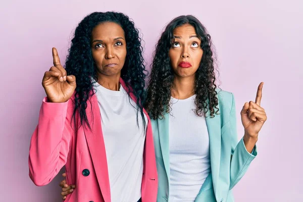 Afro Americanos Mãe Filha Vestindo Estilo Negócios Apontando Para Cima — Fotografia de Stock