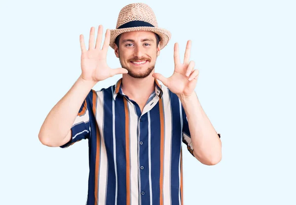 Joven Hombre Caucásico Guapo Con Sombrero Verano Mostrando Señalando Hacia —  Fotos de Stock