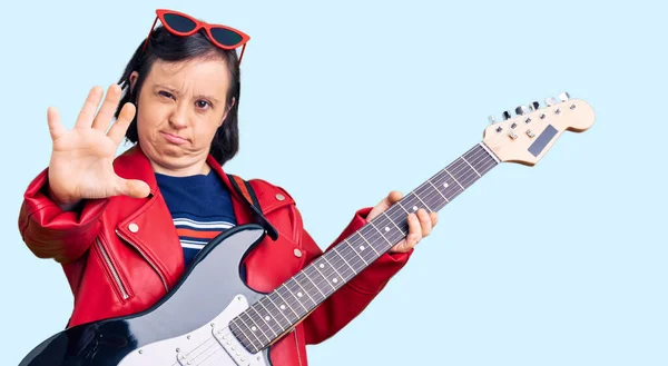 Sendromlu Esmer Kadın Elektro Gitar Çalıyor Açık Elle Dur Işareti — Stok fotoğraf