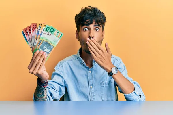 Junger Hispanischer Mann Mit Australischen Dollars Auf Dem Tisch Sitzend — Stockfoto