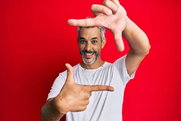 Hombre Pelo Gris Mediana Edad Con Camiseta Blanca Casual Sonriendo — Foto de Stock