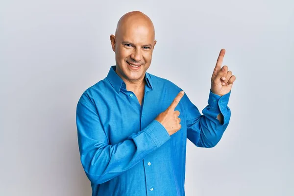 Homem Careca Meia Idade Vestindo Roupas Casuais Sorrindo Olhando Para — Fotografia de Stock