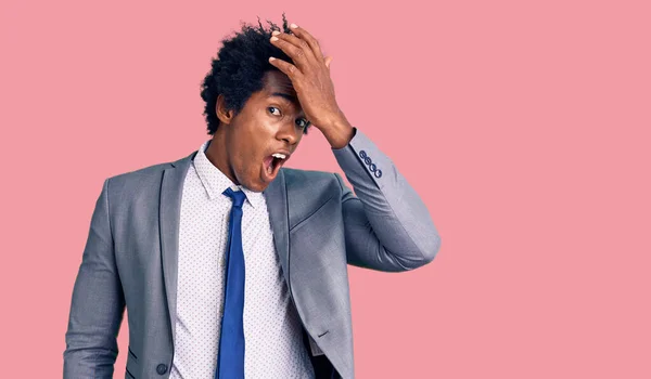 Hombre Afroamericano Guapo Con Pelo Afro Usando Chaqueta Negocios Sorprendido —  Fotos de Stock