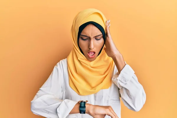 Junge Brünette Arabische Frau Mit Traditionellem Islamischen Hijab Schal Schaut — Stockfoto