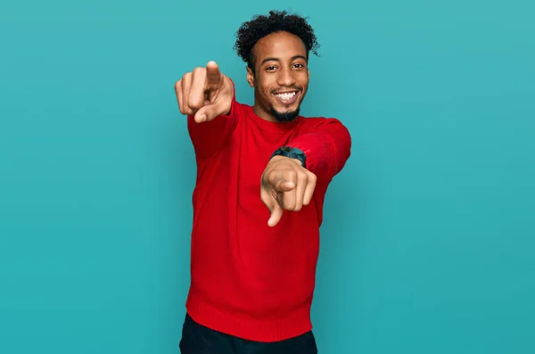 Jonge Afro Amerikaanse Man Met Baard Casual Wintertrui Wijzend Naar — Stockfoto