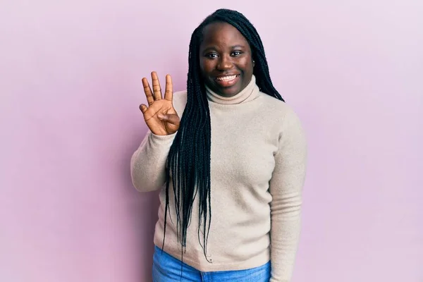 Jeune Femme Noire Avec Des Tresses Portant Pull Hiver Décontracté — Photo