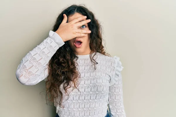 Jonge Brunette Vrouw Met Krullend Haar Dragen Casual Kleding Gluuren — Stockfoto