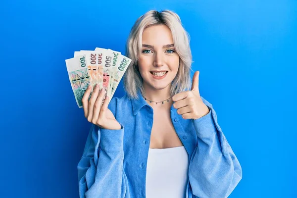 Menina Loira Jovem Segurando Notas Coroa Checa Sorrindo Feliz Positivo — Fotografia de Stock