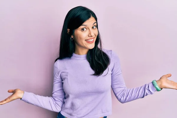 Mulher Hispânica Jovem Vestindo Roupas Casuais Sorrindo Mostrando Ambas Mãos — Fotografia de Stock