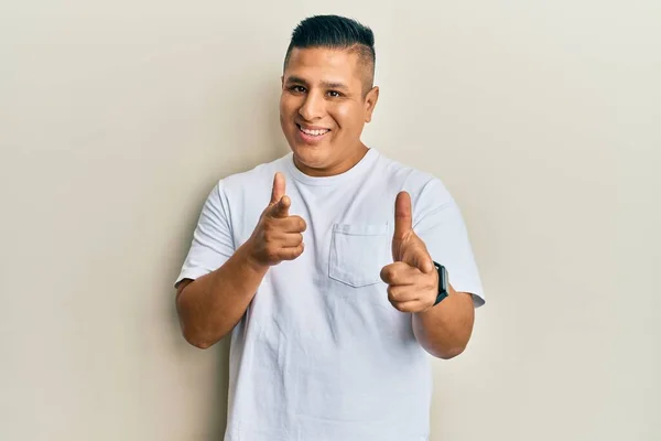 Jeune Homme Latino Vêtu Shirt Blanc Décontracté Pointant Les Doigts — Photo