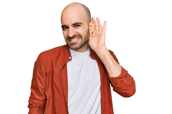 Young Hispanic Man Wearing Casual Clothes Smiling Hand Ear Listening — Stock Photo, Image