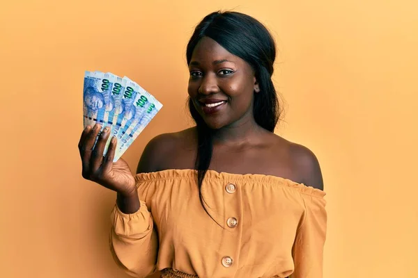 Africká Mladá Žena Drží Jihoafrický 100 Rand Bankovky Vypadají Pozitivně — Stock fotografie