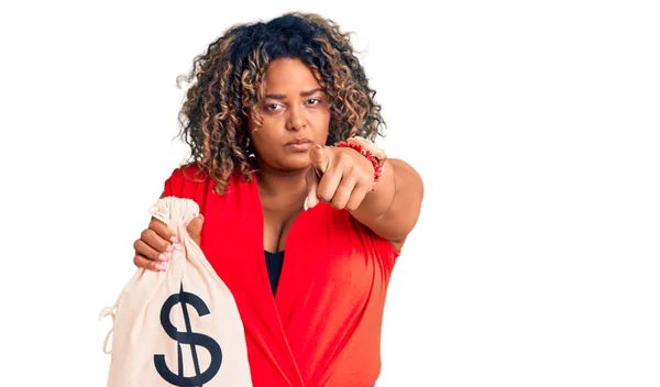 Молода Афроамериканка Плюс Розмір Жінка Тримає Сумку Символом Долара Вказуючи — стокове фото
