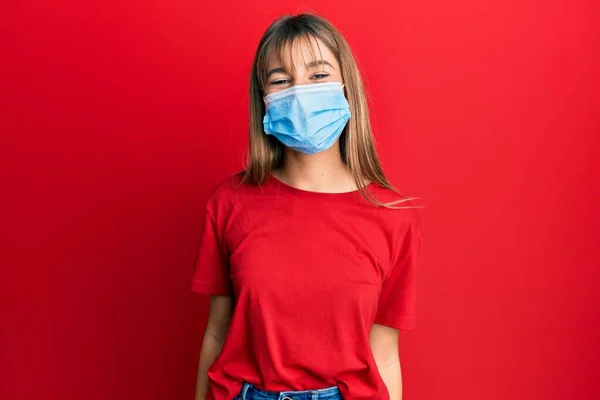 Έφηβος Καυκάσιος Κορίτσι Φορώντας Ιατρική Μάσκα Αναζητούν Θετική Και Ευτυχισμένη — Φωτογραφία Αρχείου