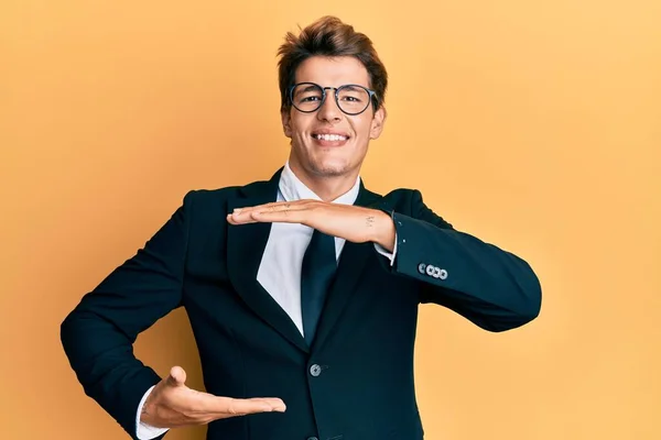 Bello Uomo Caucasico Che Indossa Abito Lavoro Cravatta Gesticolando Con — Foto Stock