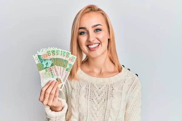 Красивая Белая Женщина Держащая Гонконг Долларов Банкноты Выглядят Позитивно Счастливо — стоковое фото