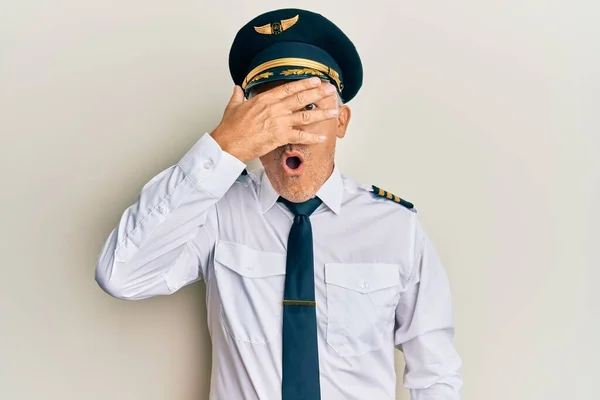 Charmant Homme Mûr Âge Moyen Portant Uniforme Pilote Avion Regardant — Photo