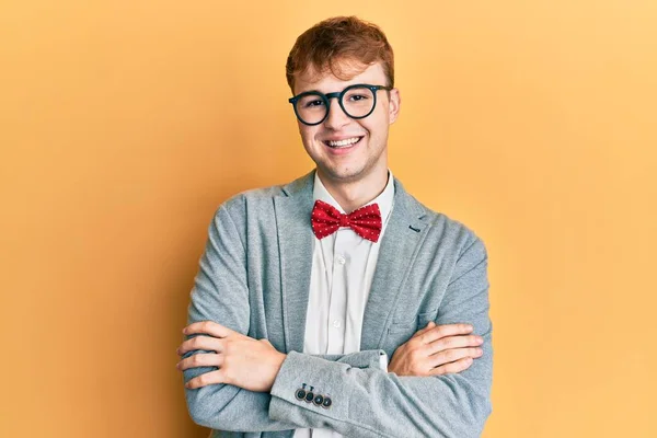 Homem Nerd Caucasiano Jovem Usando Óculos Vestindo Olhar Elegante Hipster — Fotografia de Stock
