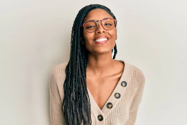 Африканская Американка Повседневной Одежде Очках Счастливой Прохладной Улыбкой Лице Счастливчик — стоковое фото